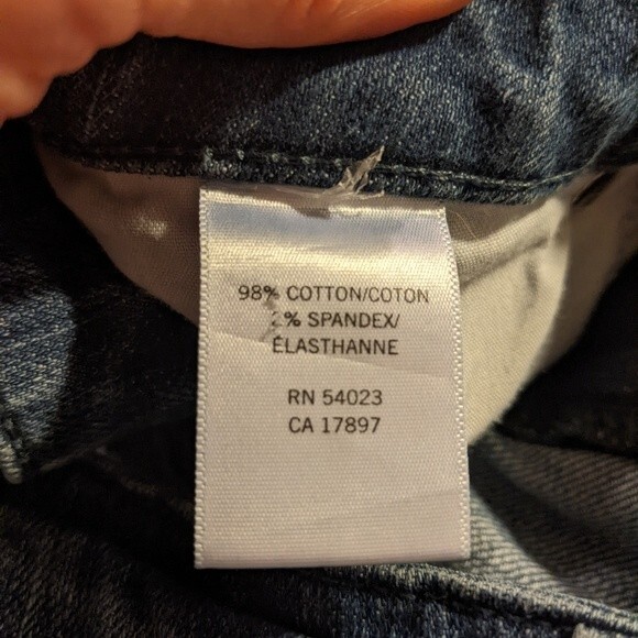 Banana Republic rolled mid-rise jean shorts - slightly distressed - 28/6 - Picture 5 of 5